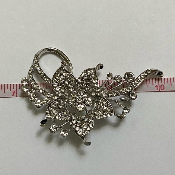 Large Silver Toned Rhinestone Flower Brooch - Picture 8 of 11